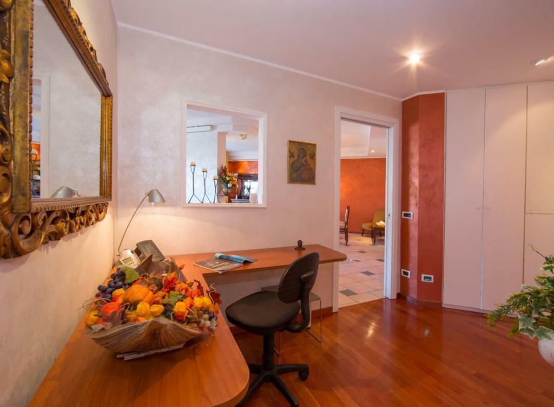 Lo Specchio Sul Lago - The House Of Travelers Como Exterior photo